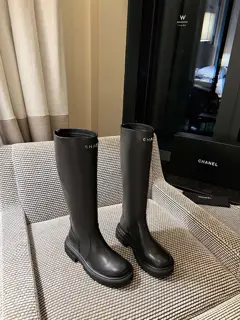 Chanel letter knight boots This knight boots is really a representative of handsome fashion