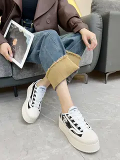 Chanel thick-soled canvas biscuit shoes The new retro canvas series presents a relaxed
