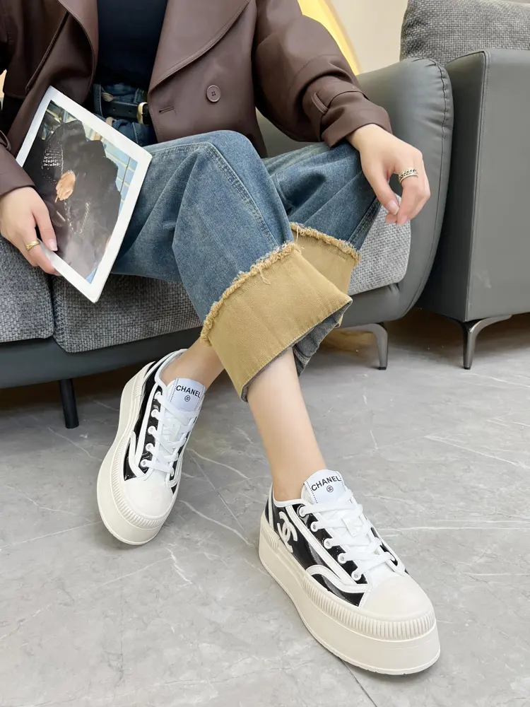 Chanel thick-soled canvas biscuit shoes The new retro canvas series presents a relaxed