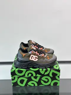 Dolce & Gabbana casual sneakers. The cowhide and mesh design is fashionable and versatile