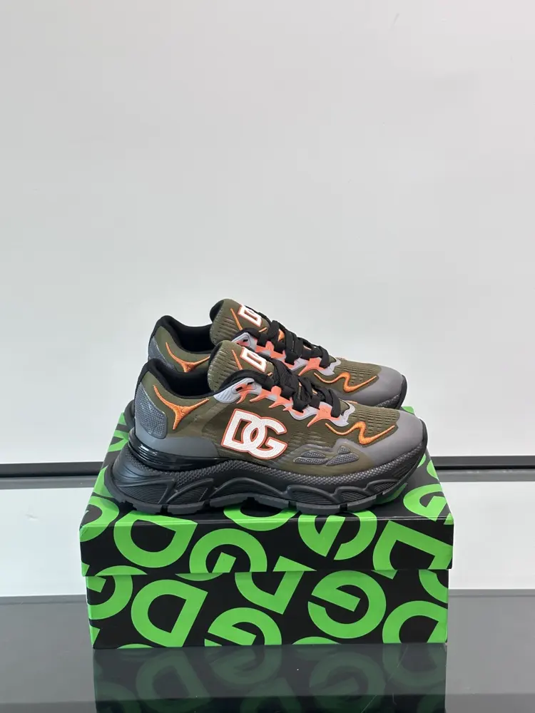 Dolce & Gabbana casual sneakers. The cowhide and mesh design is fashionable and versatile