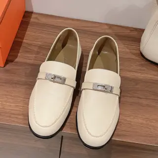 Hermes Kelly buckle loafers. I bought the product again at the beginning of the year. It