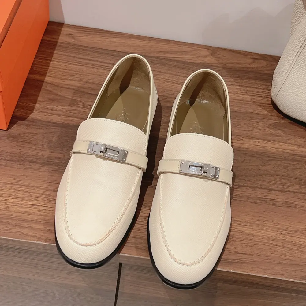 Hermes Kelly buckle loafers. I bought the product again at the beginning of the year. It