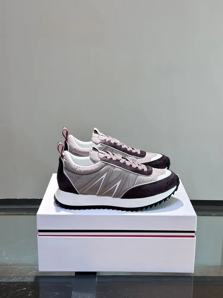 Moncler low-top sneakers are designed for outdoor running or urban walking. Classic series