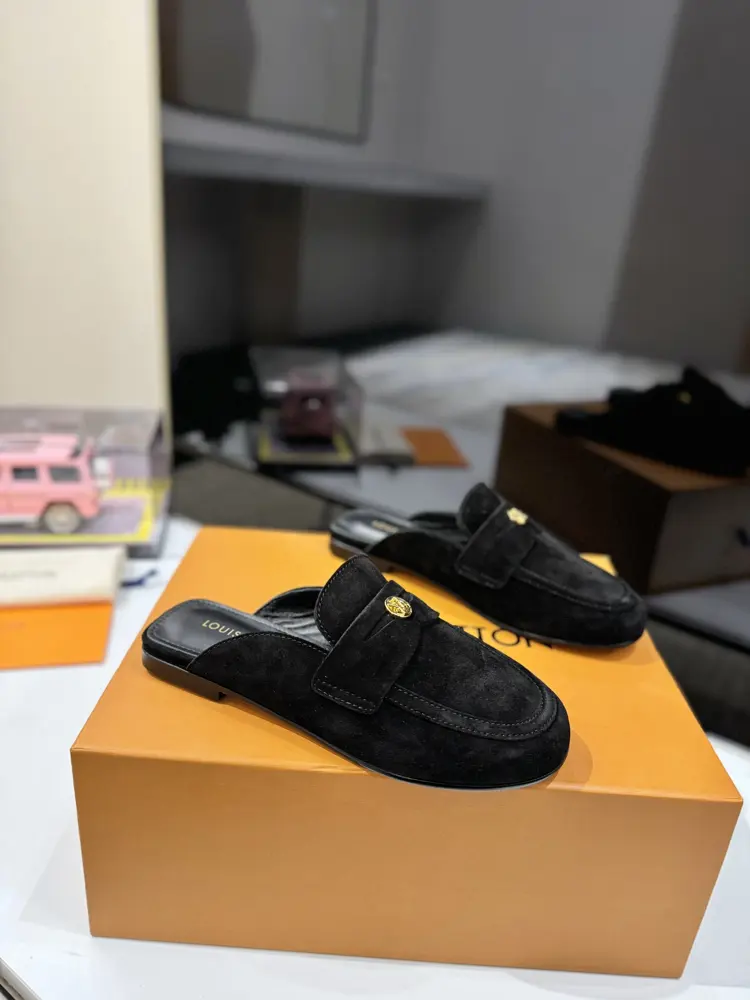 Louis Vuitton furry slippers~