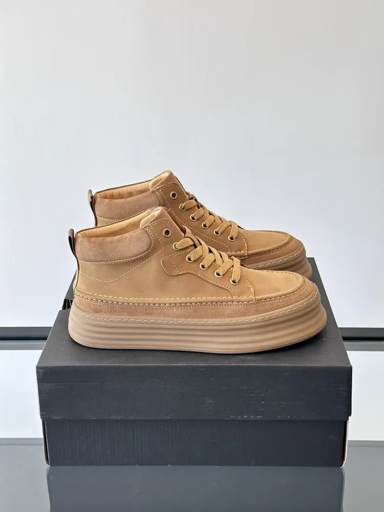 UGG strap series is popular in the global fashion circle. The thick sole of the snow boots