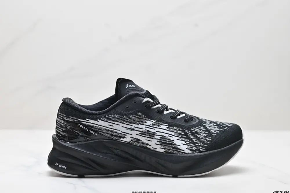 ASICS Novablast 3 Lightweight and comfortable Fabric shock absorption 1011B458-100