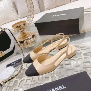 Chanel classic color-blocked low-heeled sandals Fashion catwalk style Mixed color