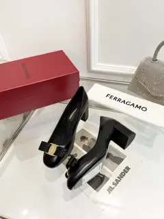 new styles of Salvatore Ferragamo new version of Vara small buckle and small bow thick heel