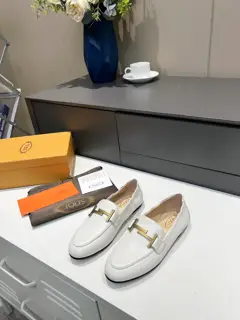 Tods classic T-buckle British style loafers