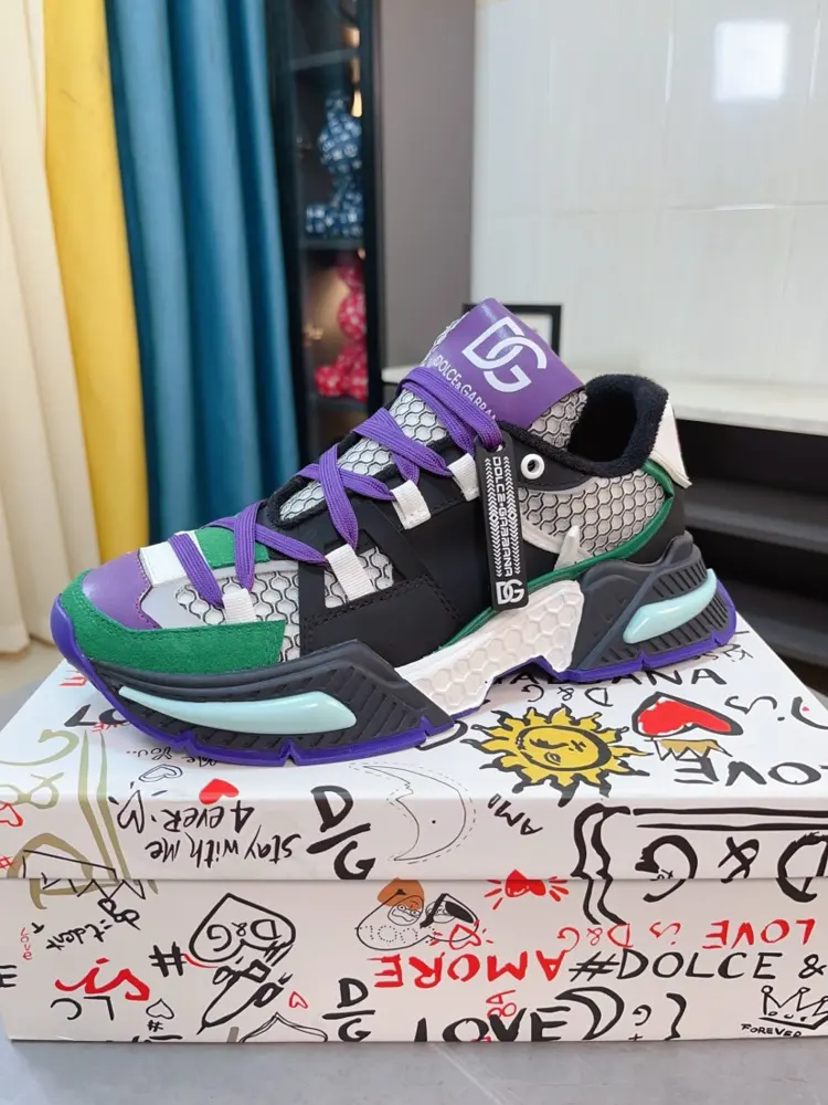 Dolce & Gabbana men’s casual shoes are on sale at the same time The upper
