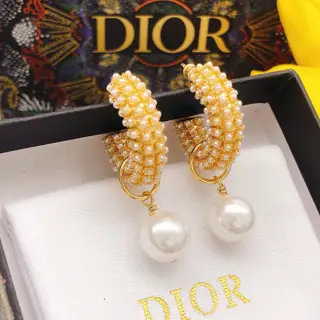 DIOR diamond rice bead earrings ear hooks are the same as the counter. The brass material