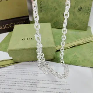 Gucci’s interlocking double G design injects visual novelty into this necklace. This