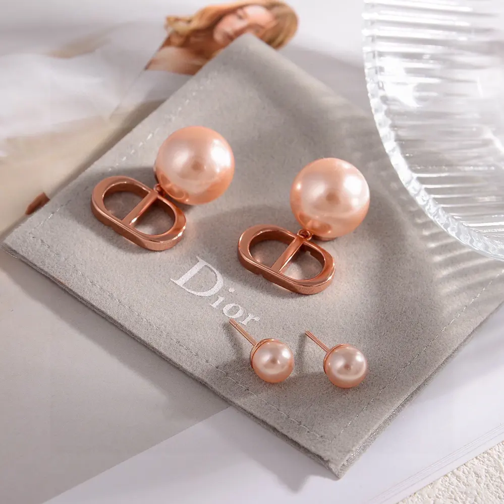 Dior new style Dior new letter earrings loved by all the top brands. The metal texture