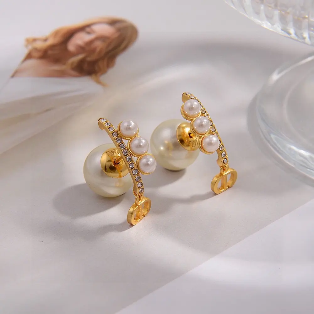 Dior new style Dior new letter earrings loved by all the top brands. The metal texture