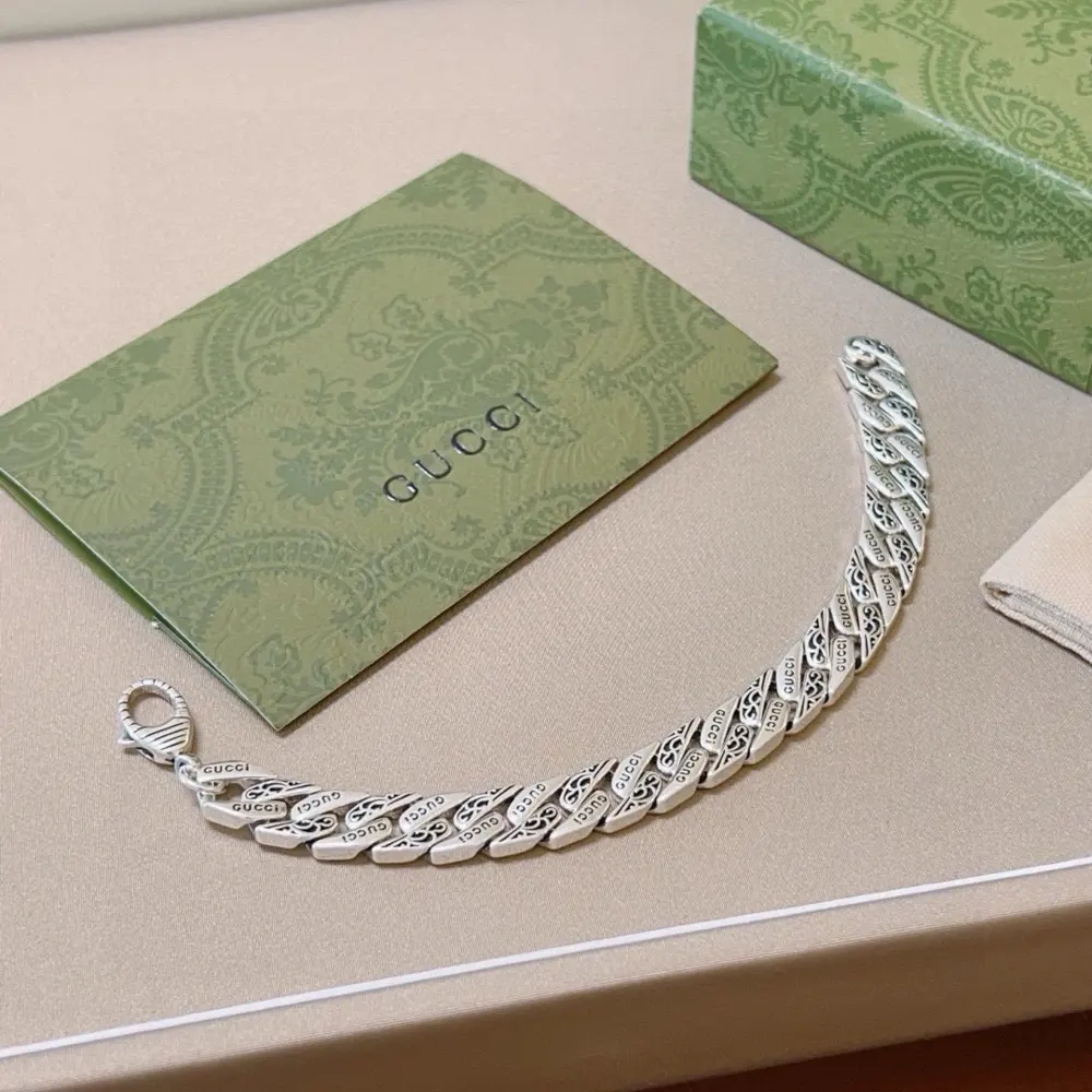 The latest classic Gucci bracelet. Exquisite. Both the style and the texture are absolutely
