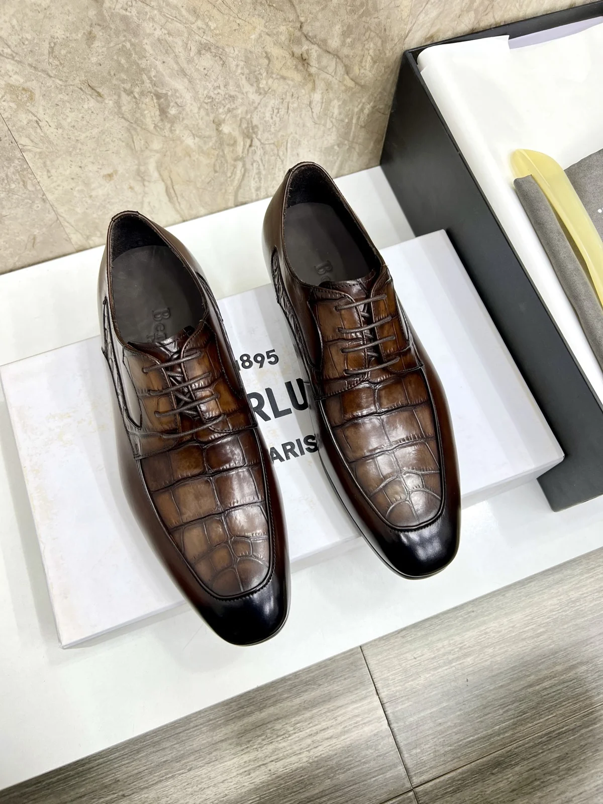 Berluti men’s hand-brushed formal leather shoes are shipped. Selected high-quality imported