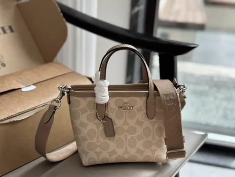 COACH Tote