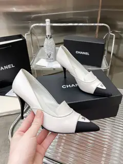 The latest version of the pointed shoes on the official website of Chanel