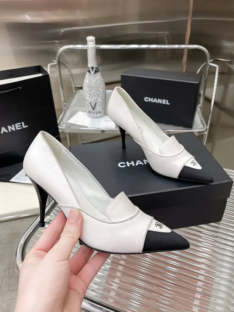 The latest version of the pointed shoes on the official website of Chanel