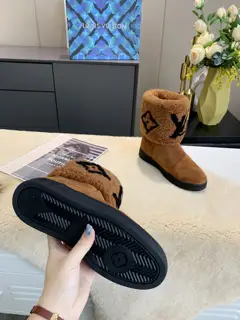 Louis Vuitton classic LV snow boots. Purely hand-stitched fabrics
