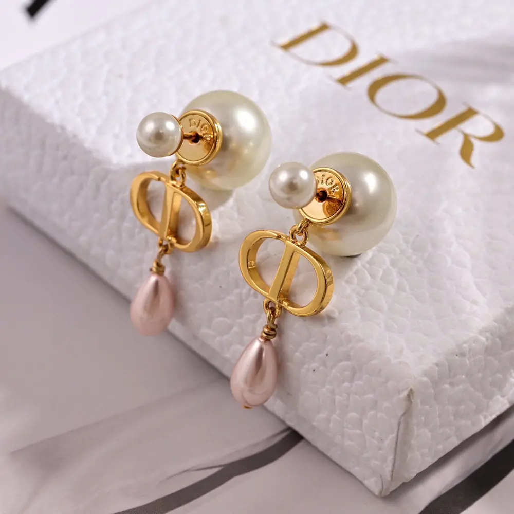 Dior new style Dior new letter earrings loved by top brands. The metal texture