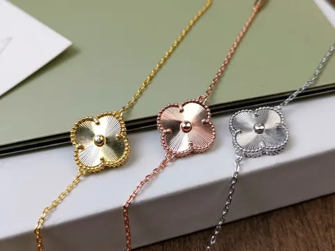 Van Cleef & Arpels laser multi-refractive four-leaf clover bracelet guilloché carving