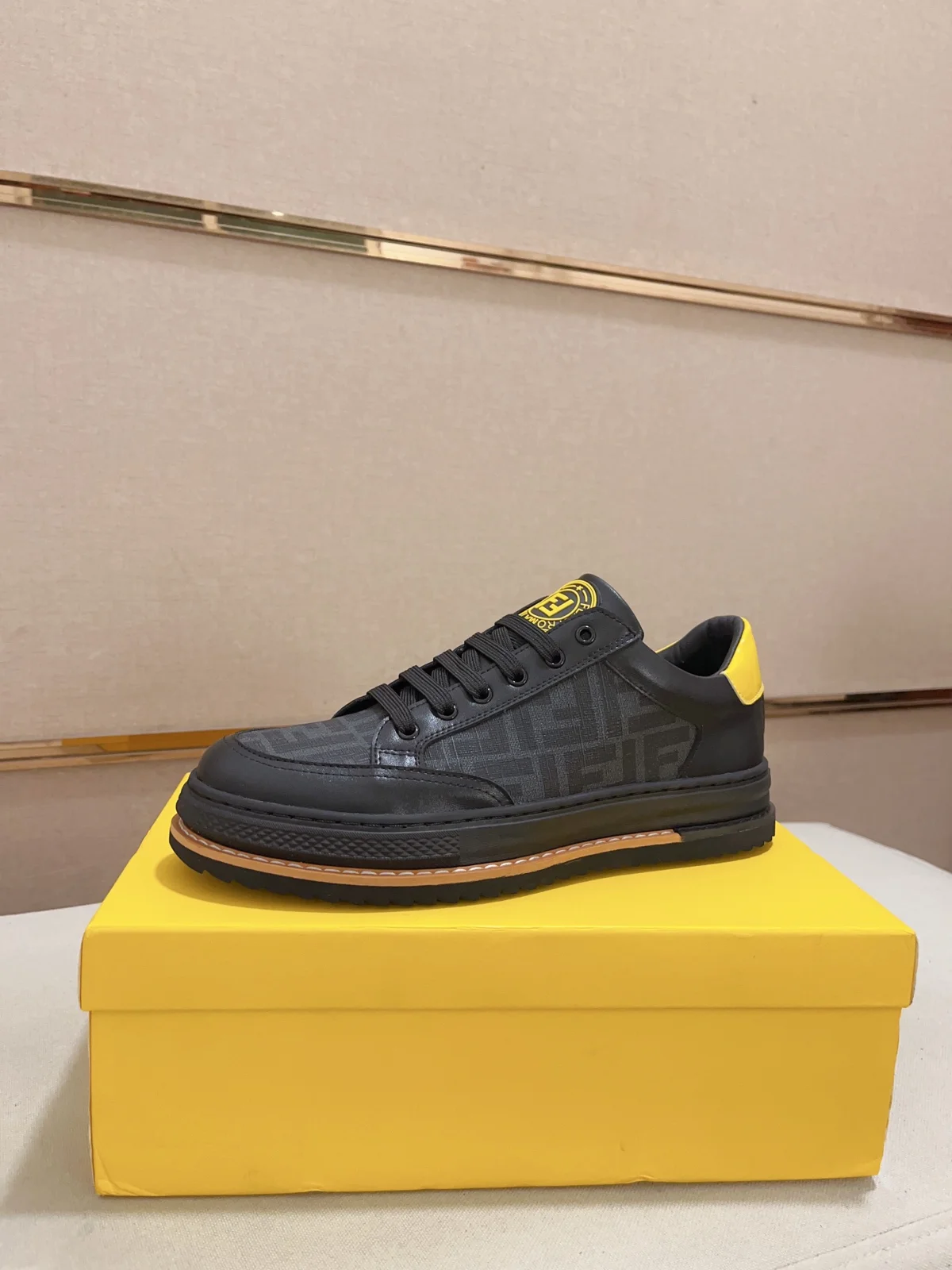 Fendi casual sports shoes upper Imported cowhide fabric Imported sheepskin lining. Original