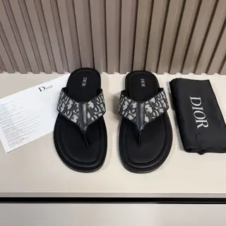 Dior Aqua sandals are elegant yet casual. The cross-strap design is reinterpreted in Dior