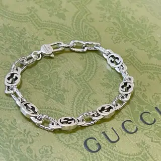 The latest classic Gucci bracelet. Exquisite. Both the style and the texture are absolutely