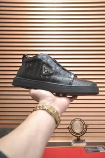 Prada leather casual shoes are launched on the official website at the same time