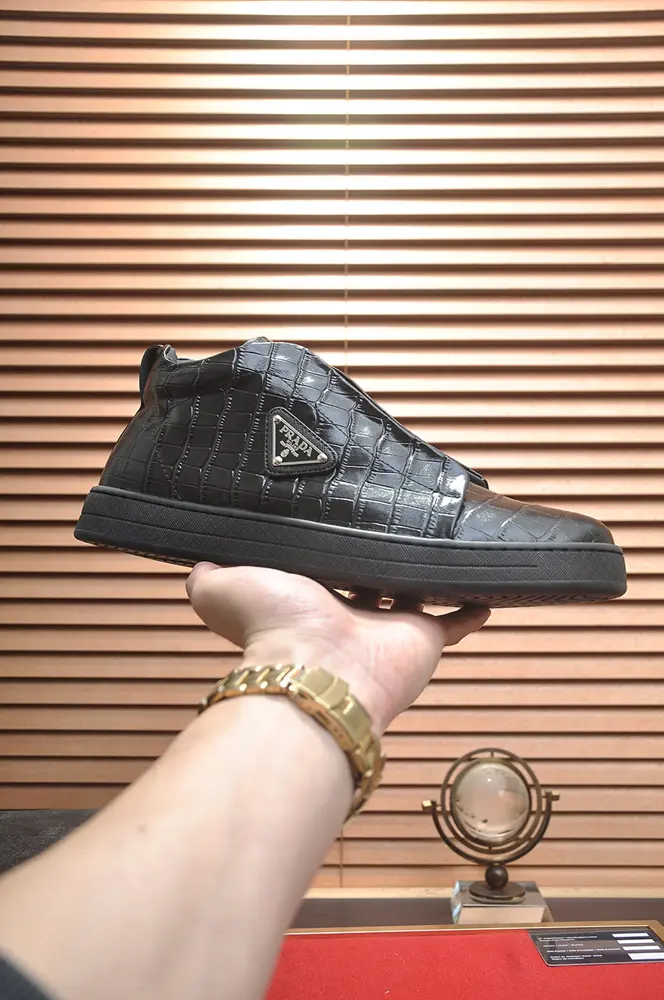 Prada leather casual shoes are launched on the official website at the same time