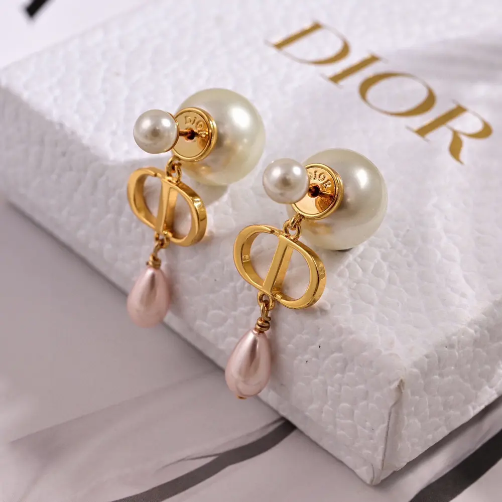 Dior new style Dior new letter earrings loved by top brands. The metal texture