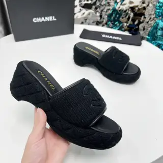 Chanel early spring sandals and dancing shoes series new loafers full of retro style
