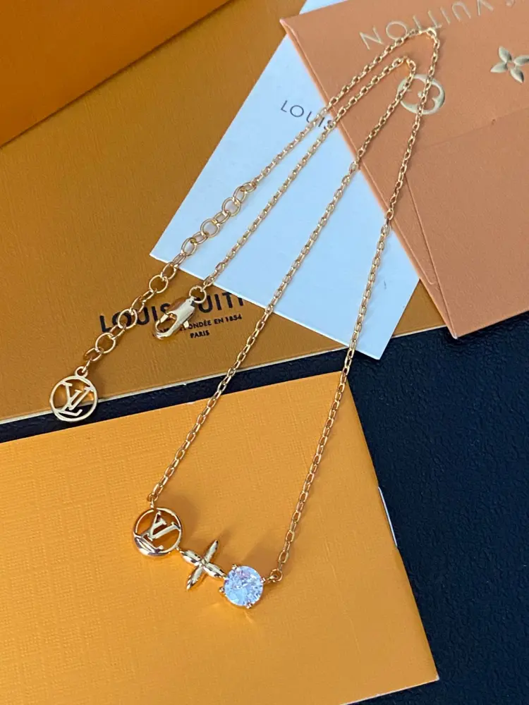 Louis Vuitton classic floral design double flower design pendant necklace