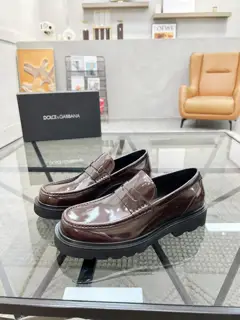 Dolce & Gabbana casual slip-on leather shoes series are sold at the counter at the same