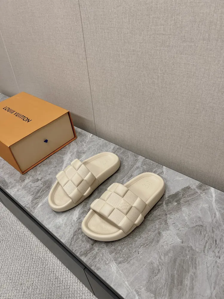Louis Vuitton Early Spring New Embossed LOGO Couple Slippers Candy Color Series