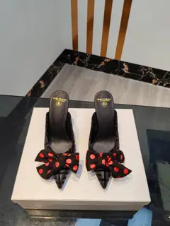 Balmain’s latest spring and summer catwalk bow high-heeled slippers