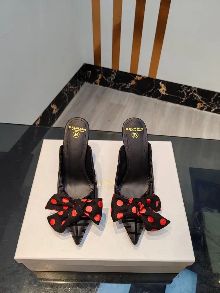 Balmain’s latest spring and summer catwalk bow high-heeled slippers