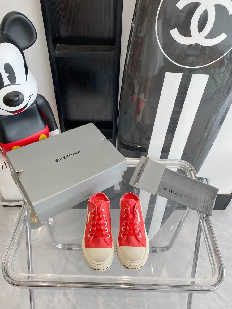 BALENCIAGA|New Paris casual canvas shoes My favorite canvas shoes. Timeless style. Never