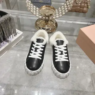 Miu Miu Miu 2024 autumn and winter new furry shoes from the Miu series. Close-up of