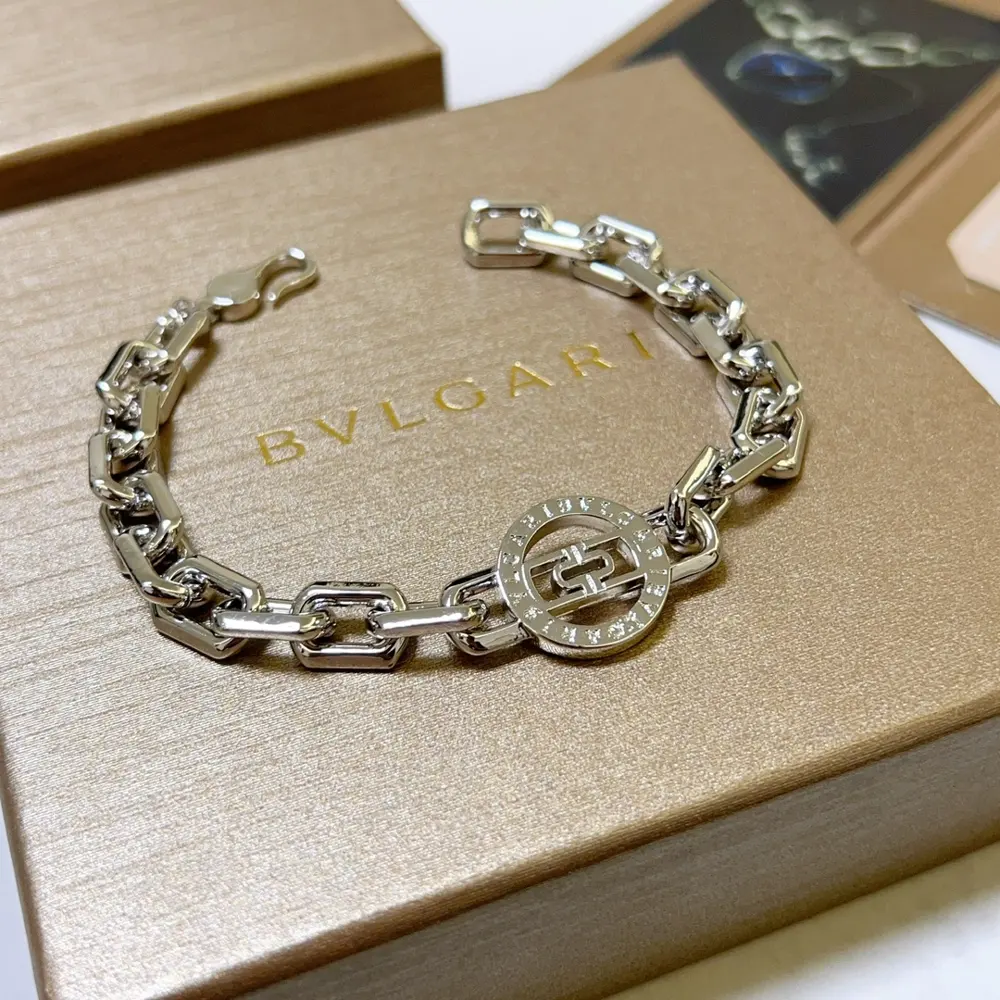 Bvlgari DIVAS’ DREAM series is in perfect condition and has invincible details. The unique