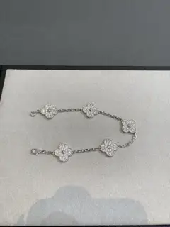 Van Cleef & Arpels single flower full diamond