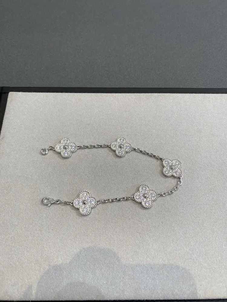 Van Cleef & Arpels single flower full diamond