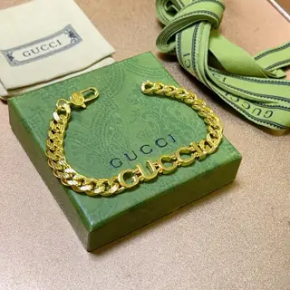 The latest classic Gucci bracelet. Exquisite style and texture. You will understand it at a