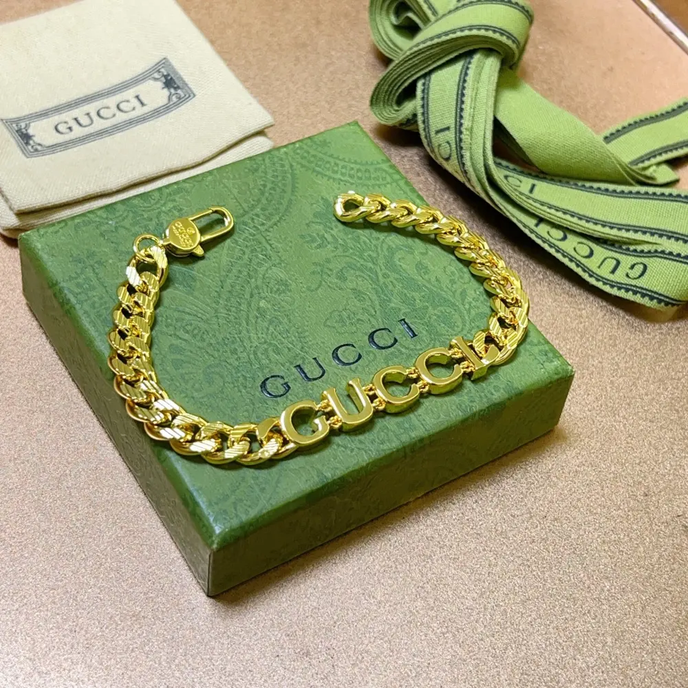 The latest classic Gucci bracelet. Exquisite style and texture. You will understand it at a