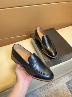 Prada height-enhancing rubber-soled leather shoes series are sold at the counter at the
