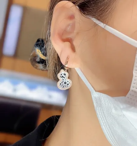 Qeelin Kirin Lace White Gourd Earrings