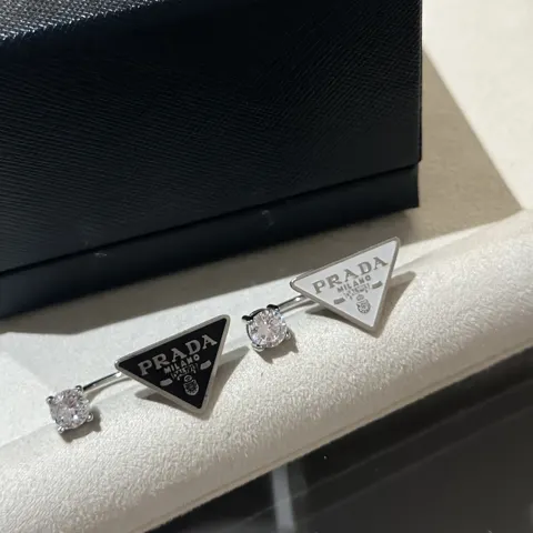 PRADA’s latest hot-selling triangle enamel ring is another must-have item. Buy it early and