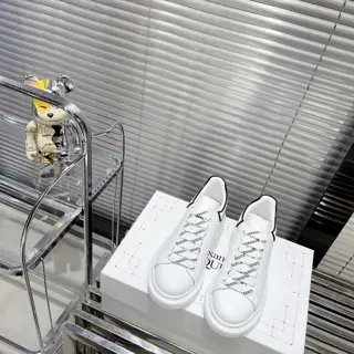 Alexander McQueen classic all-match white shoes